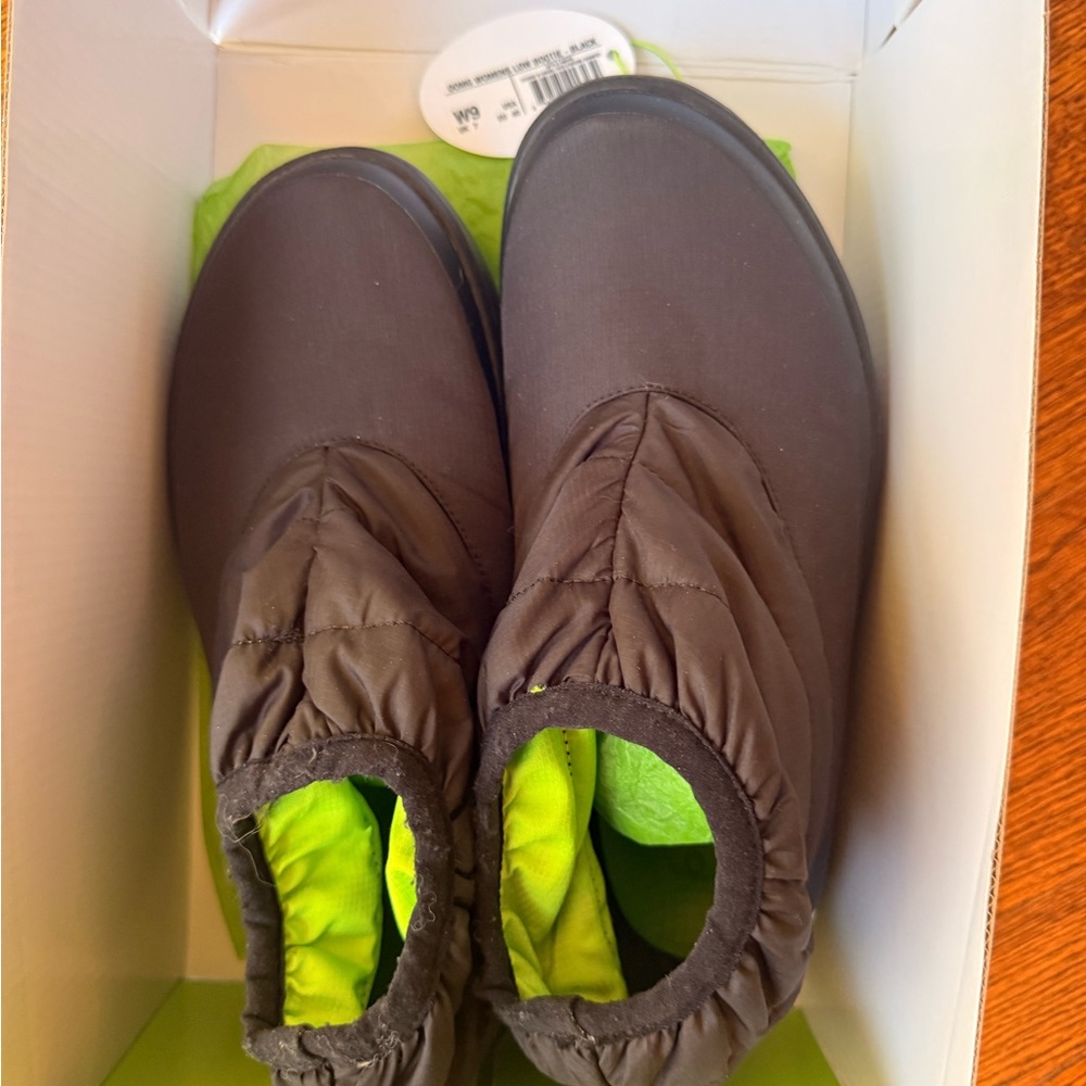 OOFOS OOMG Low Bootie Women’s 9 Black Thermal Recovery Footwear